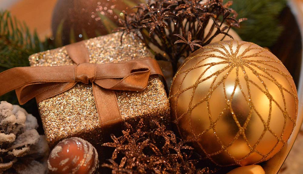 Christmas Balls by anncapictures / Pixabay